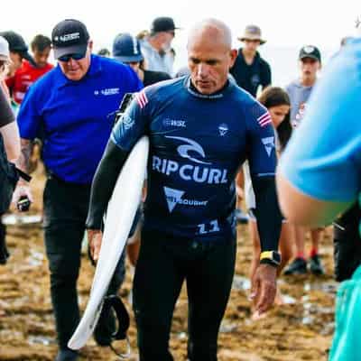 Slater beaten, Aussies advance at Bells Beach