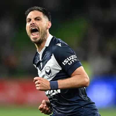 Fornaroli steers Victory past fast-finishing Glory