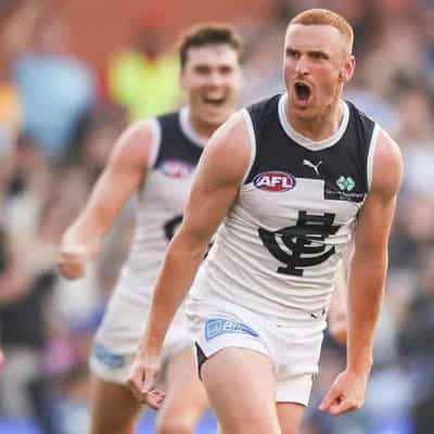 Blues leave it late to over-run Dockers in AFL thriller