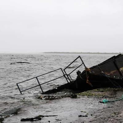 More than 90 killed as boat sinks off Mozambique coast