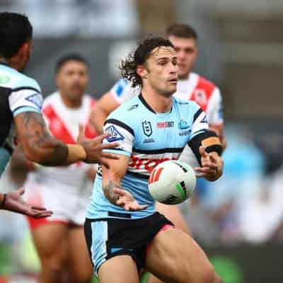 Sharks hold off Dragons in Flanagan's return, stay top