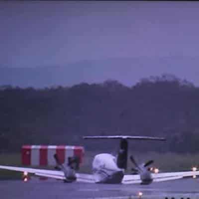 Pilot cheered for safe landing after gear failure