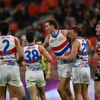 Western Bulldogs thump slumping Giants in Sydney