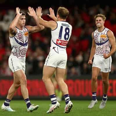 Dockers squeeze past Saints in dour struggle