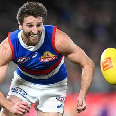 Bontempelli leads Bulldogs to tough win over Magpies