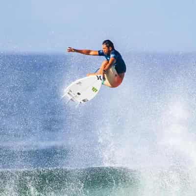 Aussie Robinson survives upsets at El Salvador Surf Pro