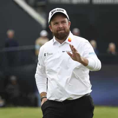 Lowry survives double-bogey to take control at The Open