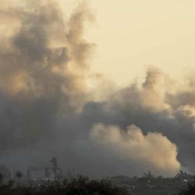 Israel launches new Gaza raids as Netanyahu visits US