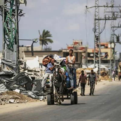 Mass Gaza exodus as Hamas says Israel stalls ceasefire