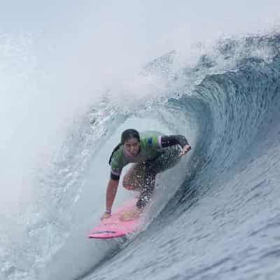 Wright waits as rough swell pushes out surfing