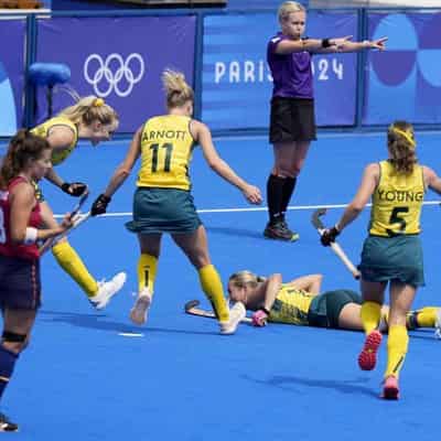 'Heavens open' as Hockeyroos set up China quarter-final