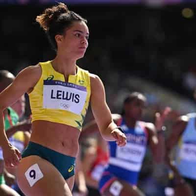 Torrie Lewis runs a PB in the Olympic 200m heats