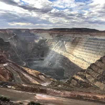 Diggers count losses on battery minerals, gold shines