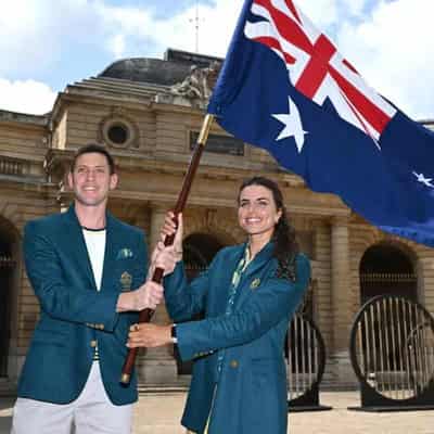 With the pressure off, Fox turns Australian cheerleader