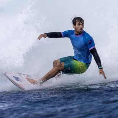 Small surf delays start to Fiji Pro
