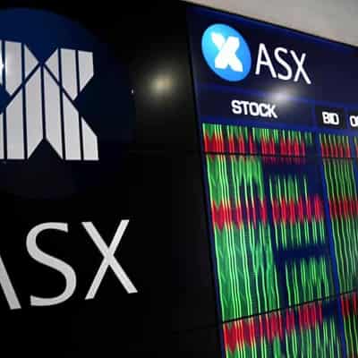 Aussie shares in late comeback to extend winning streak