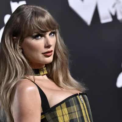 Taylor Swift ties with Beyonce after sweeping VMAs