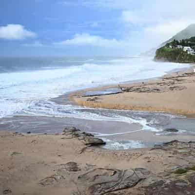 Winds hit east coast, Tassie prepares for more floods