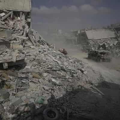 Air strikes as Israeli tanks push deeper into Gaza