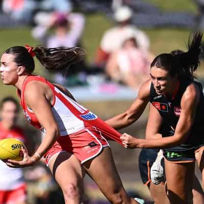 Swans hold off Giants in frenetic finish for AFLW win