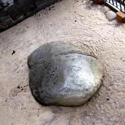 Claim famous rock still at same sea level after 400 years is misleading