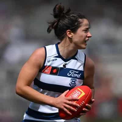 Cats hold off Swans to keep AFLW finals hopes alive