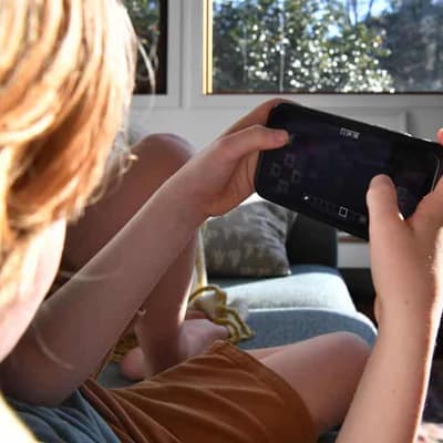 Experts back age limit at landmark social media summit