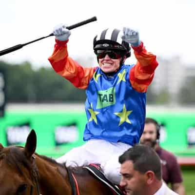 Bella Nipotina becomes first mare to win Everest