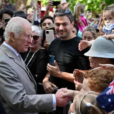 King cracks jokes as Aussies get close look at royals