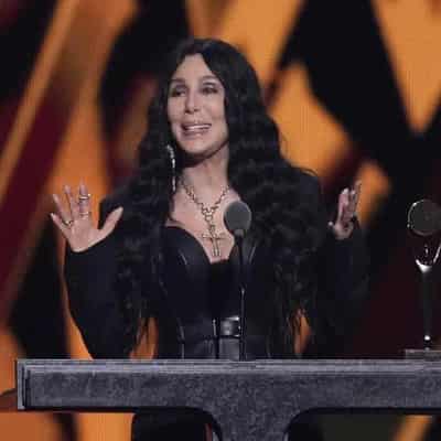 Cher and Dionne Warwick inducted into Hall of Fame