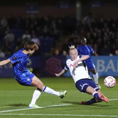 Chelsea roar on with Fowler's Man City on their heels