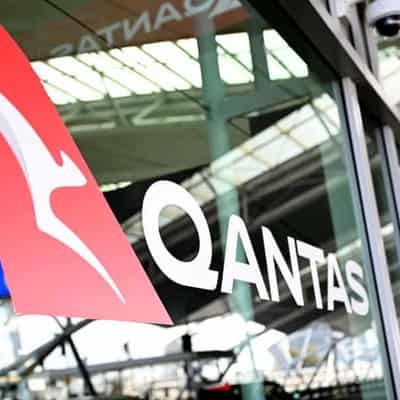 Qantas hands out $1000 bonuses to 27,000 workers