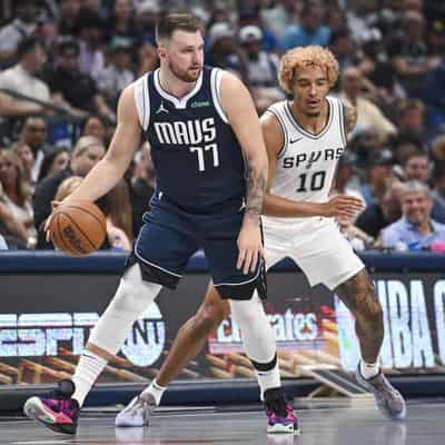 Thompson, Doncic combine to steer Mavs past Spurs