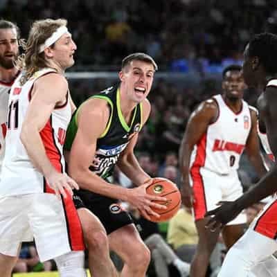 Harvey ensures Hawks beat Phoenix, stay top of NBL