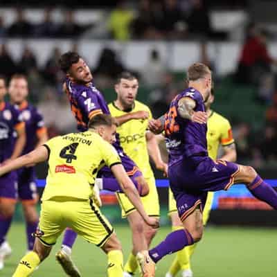 Wellington Phoenix beat struggling Glory 2-0 in Perth