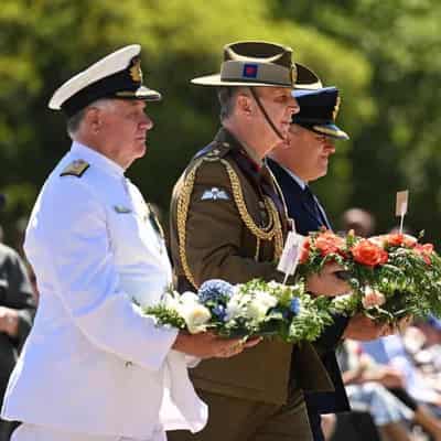 Thousands mark Remembrance Day with minute's silence