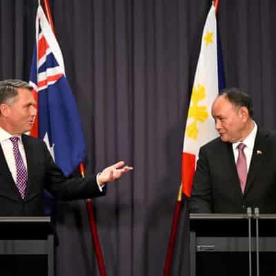 Australia pledges closer defence ties with Philippines