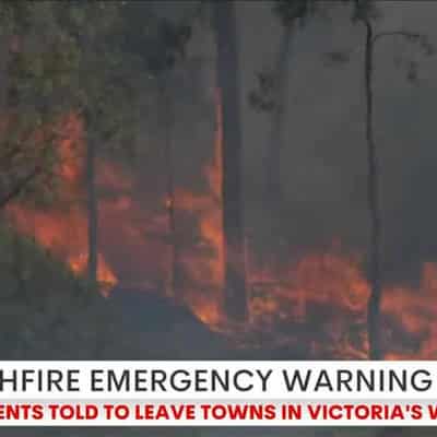 Home lost, people told to flee Great Ocean Road towns