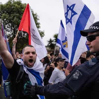 Tense stand-off at synagogue despite cancelled protest