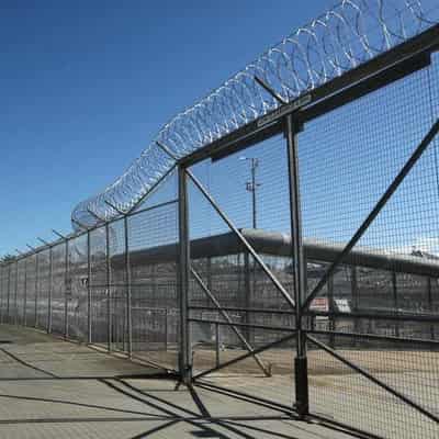 More prison for inmate who attacked guard with racquet