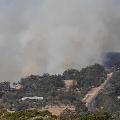 Out-of-control bushfire threatens fishing communities