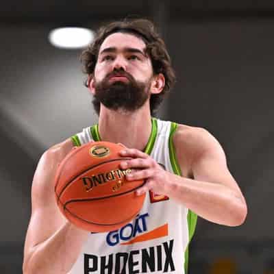 Hunter leads Phoenix to thrilling NBL win over Hawks