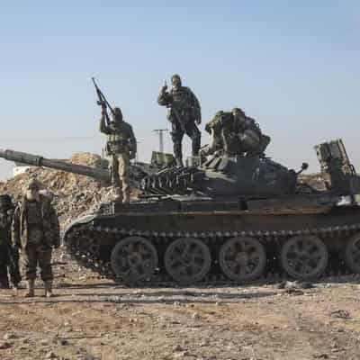 Thousands flee as Syrian rebels push on towards Homs