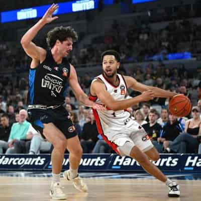 Hawks thump United in top-of-the-table NBL blockbuster