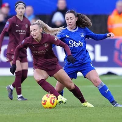 Fowler's late goal in vain on bad WSL day for Man City