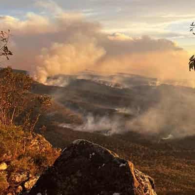 Bushfire destroys homes as calmer conditions on horizon