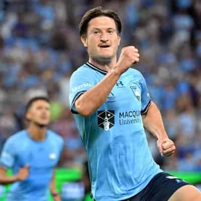 Joe Lolley, Sydney FC see off 10-man Victory in ALM