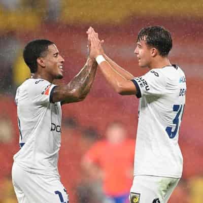 Mariners beat Roar in ALM after two late goals