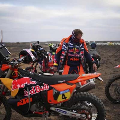 Aussie Sanders leads Dakar despite speed penalty blows