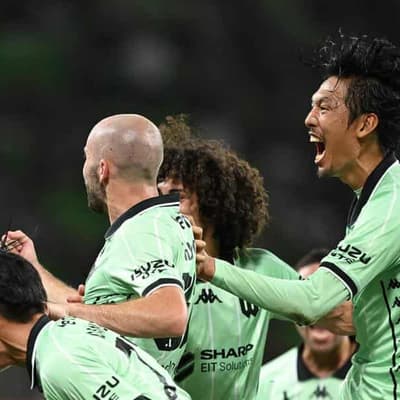 United score two late goals to stun Victory in derby